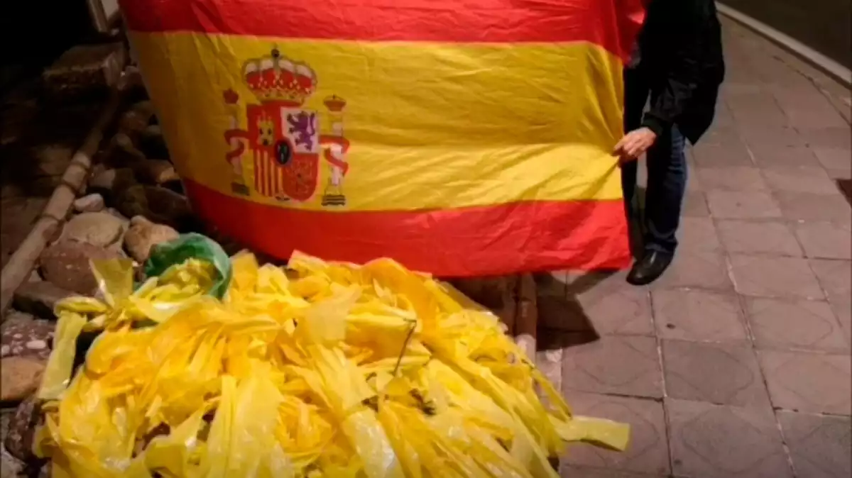 'Operació Bon Nadal, Lazis' de la brigada de neteja de llaços grocs a Tarragona la matinada del 24 de desembre de 2019 amb llaços i una bandera d'Espanya