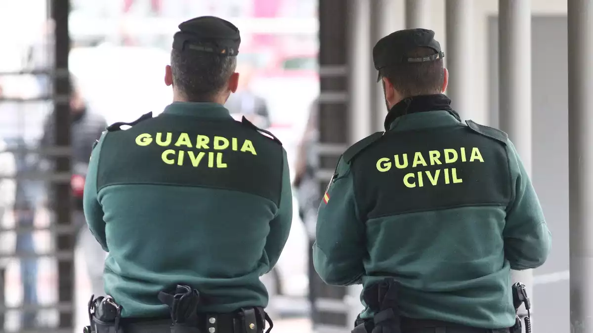 Dos agentes de la Guardia Civil a las puerta de el Juzgado de los Penal número 22 de Madrid