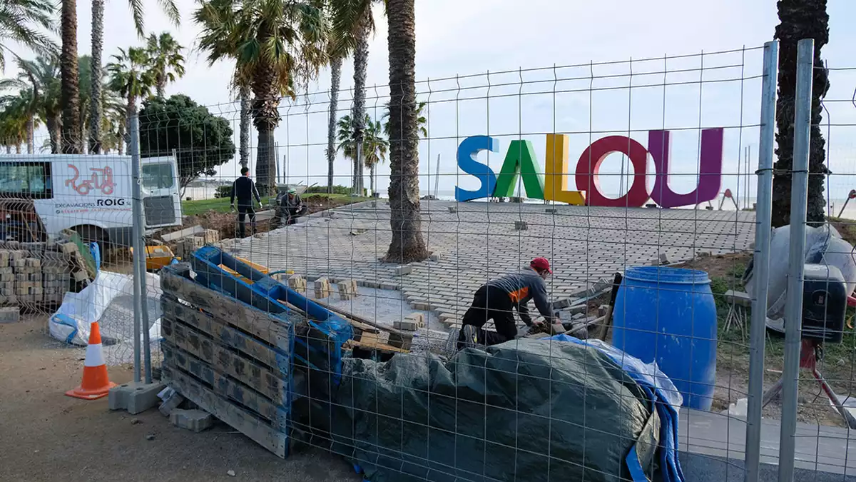 Imatge dels treballs de pavimentació a les lletres de Salou al passeig de Jaume I.