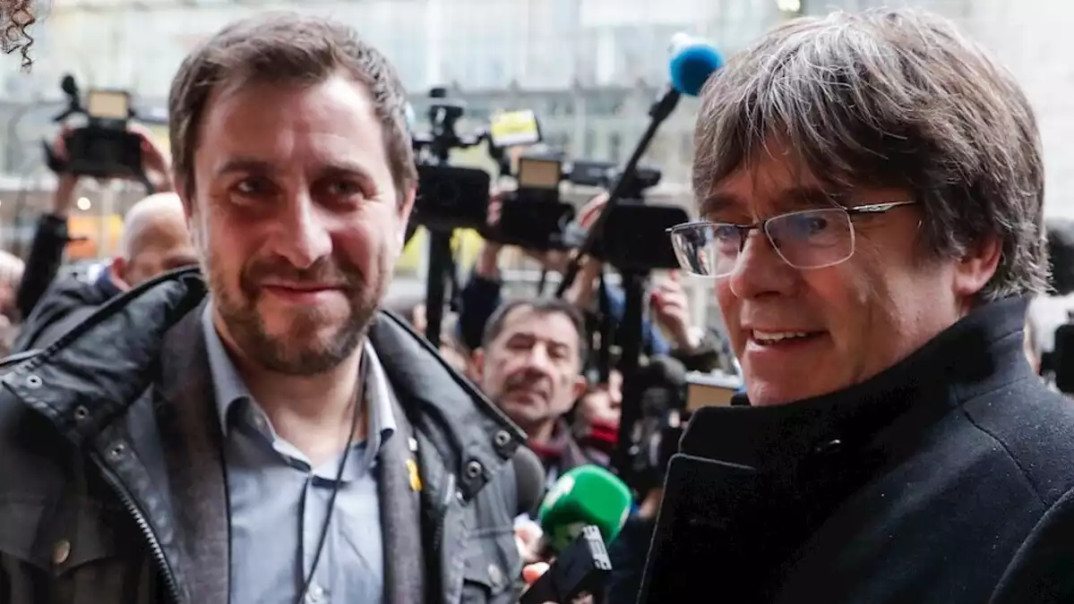 Toni Comín i Carles Puigdemont amb l'acreditació provisional d'eurodiputats