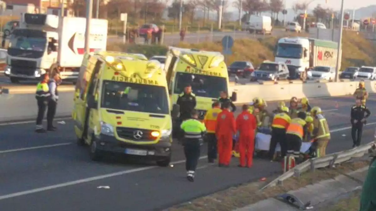 Dues ambulàncies en l'accident entre dos vehicles a l'A-2 a Abrera, Baix Llobregat, el 30 de desembre del 2019