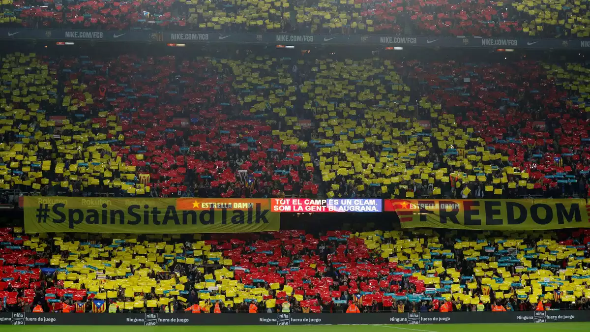 Enorme senyera a les grades del Camp Nou durant el Clàssic del 18 de desembre de 2019