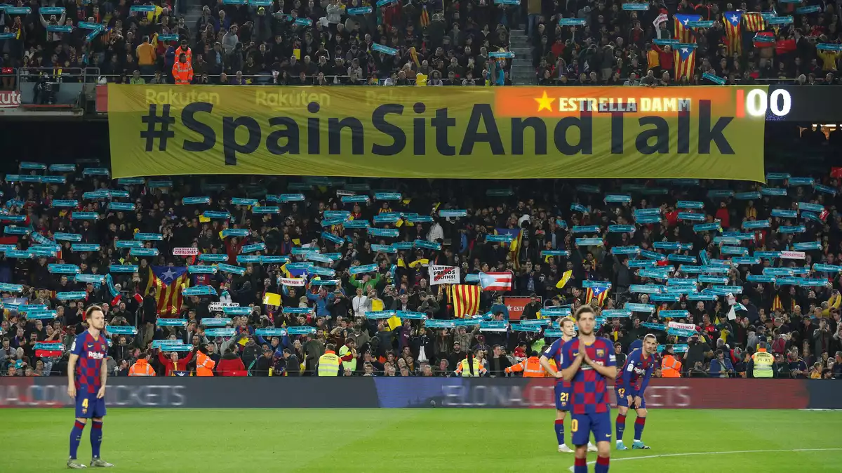 Pancarta amb el lema 'Spain, sit and talk' al Camp Nou durant el Clàssic del 18 de desembre de 2019