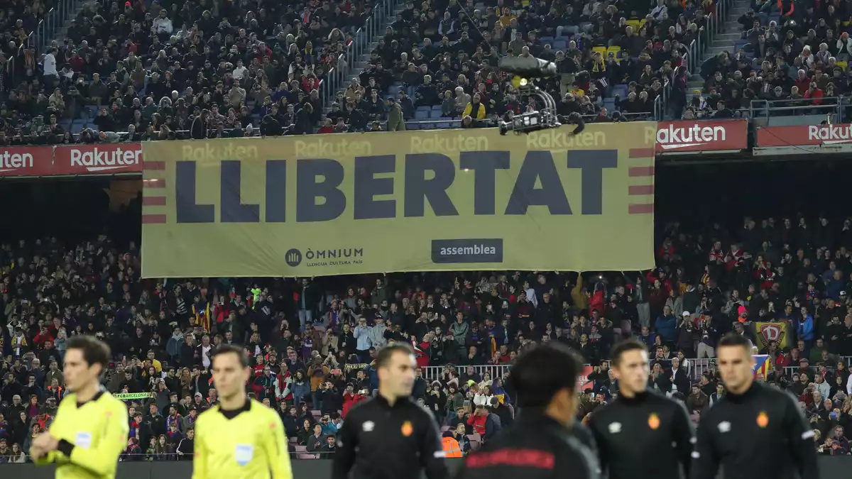 Pancartes demanant l’alliberament dels presos independentistes. Partit Barça VS Mallorca. Camp Nou (07-12-19)