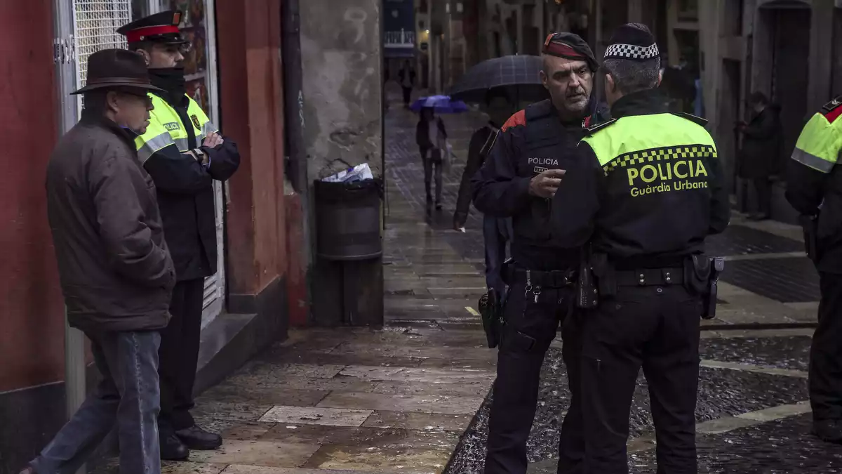 Un agent ARRO dels Mossos i un altre de la Guàrdia Urbana conversen a la plaça de les Cols de Tarragona.