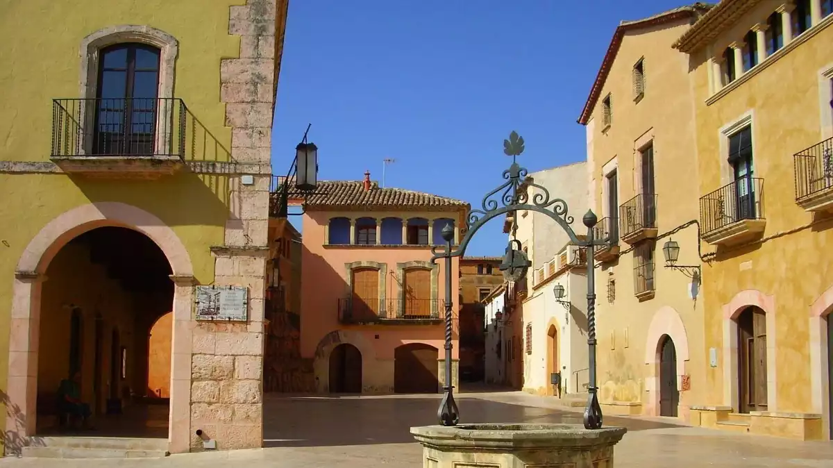 L'Ajuntament d'Altafulla, a la plaça del Pou.