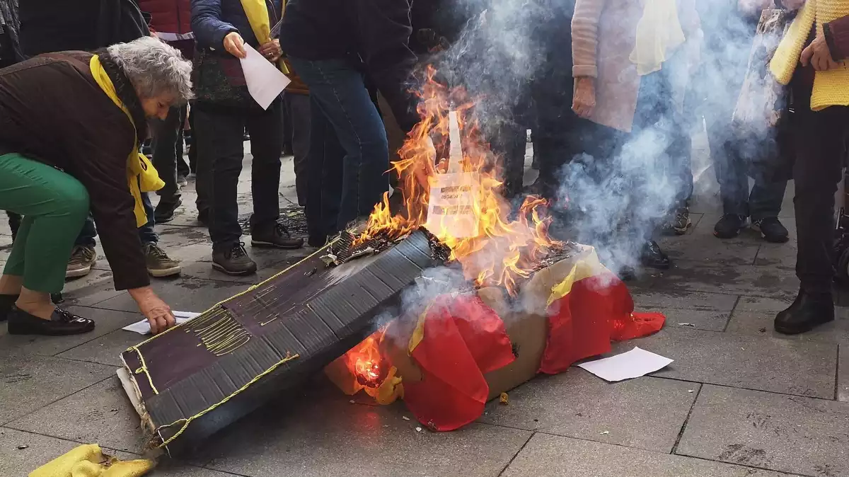 Una imatge de la crema d'imatges de la Constitució i una bandera espanyola aquest divendres a Reus.