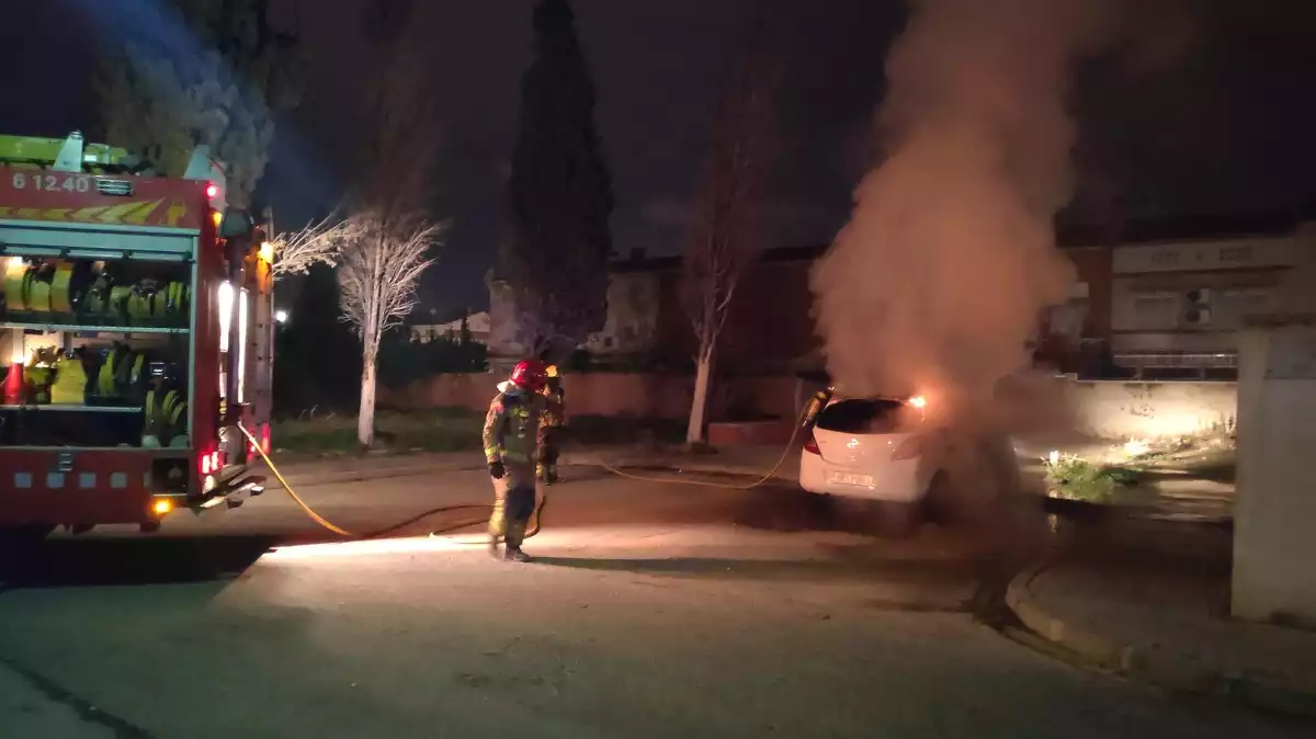 Vehicle incendiat al carrer Riu Corb de Campclar