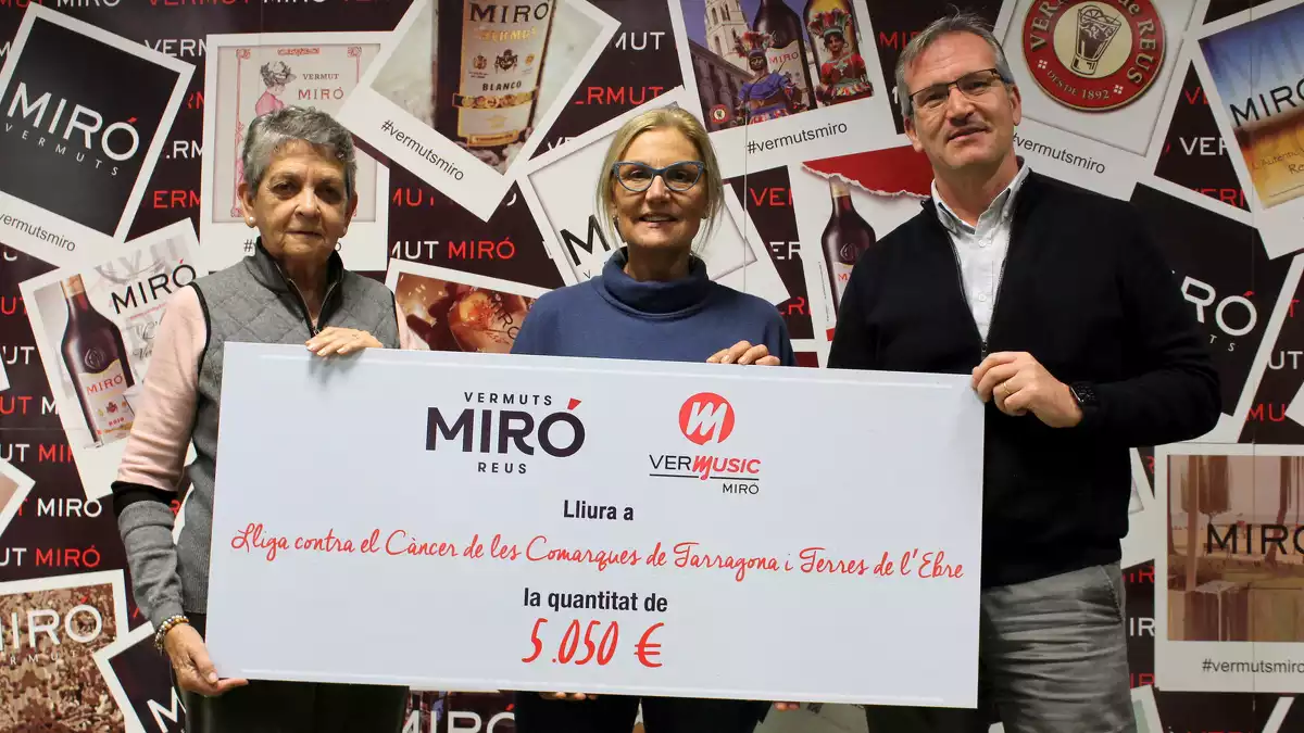 Vermuts Miró entrega el xec de 5.050 euros a la Lliga Contra el Càncer