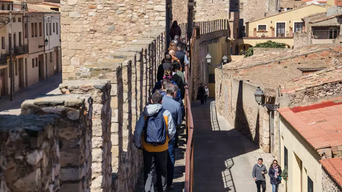 Visitants a la Muralla de Montblanc.