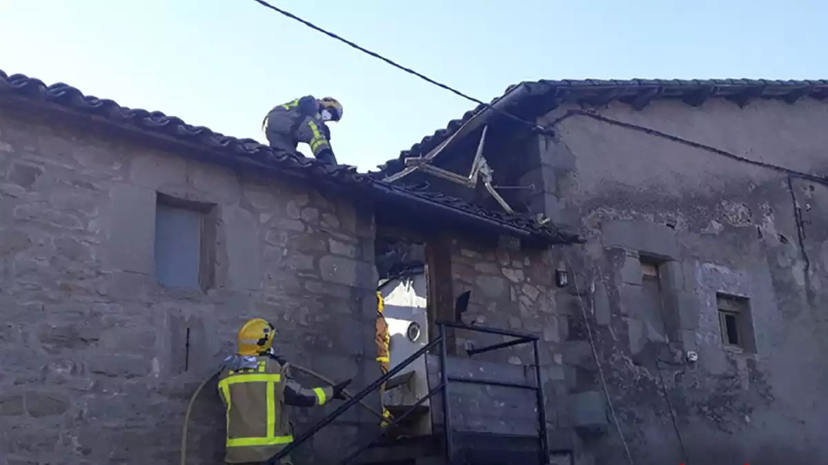 Bombers extingint un incendi a Sant Martí d'Albars (Osona) (12-1-2020)