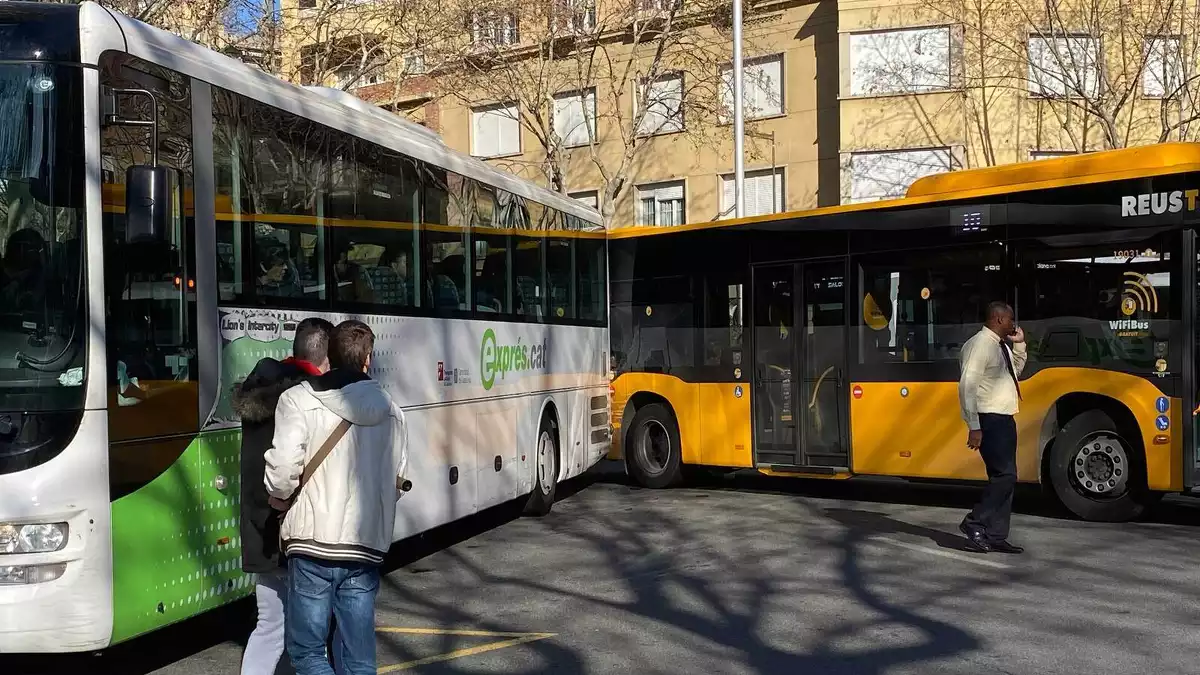 Dos autobusos han xocat a la plaça de les Oques de Reus