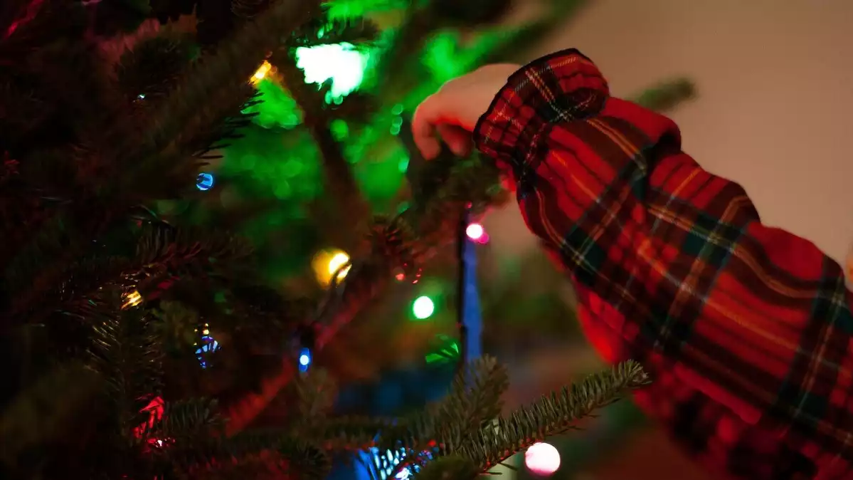 Una nena decorant l'arbre de Nadal