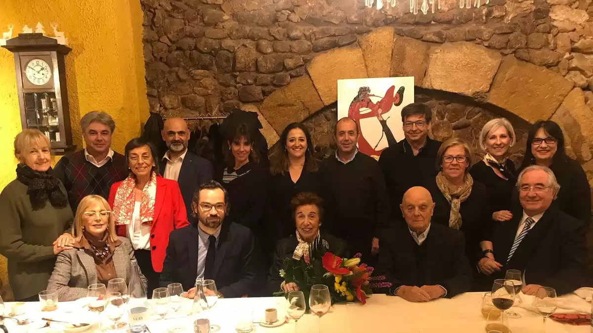 Ana Vilallonga, al centre de la imatge amb un ram de flors, durant el sopar de comiat a meitats del mes de gener