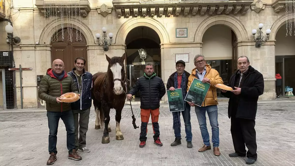 Presentació del tortell de Sant Antoni.