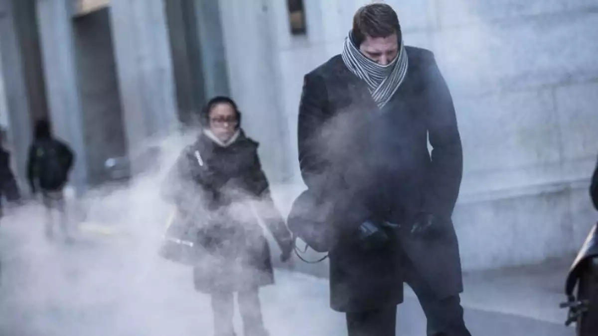 Imatge d'unes persones caminant per un carrer un dia de fred de ple hivern