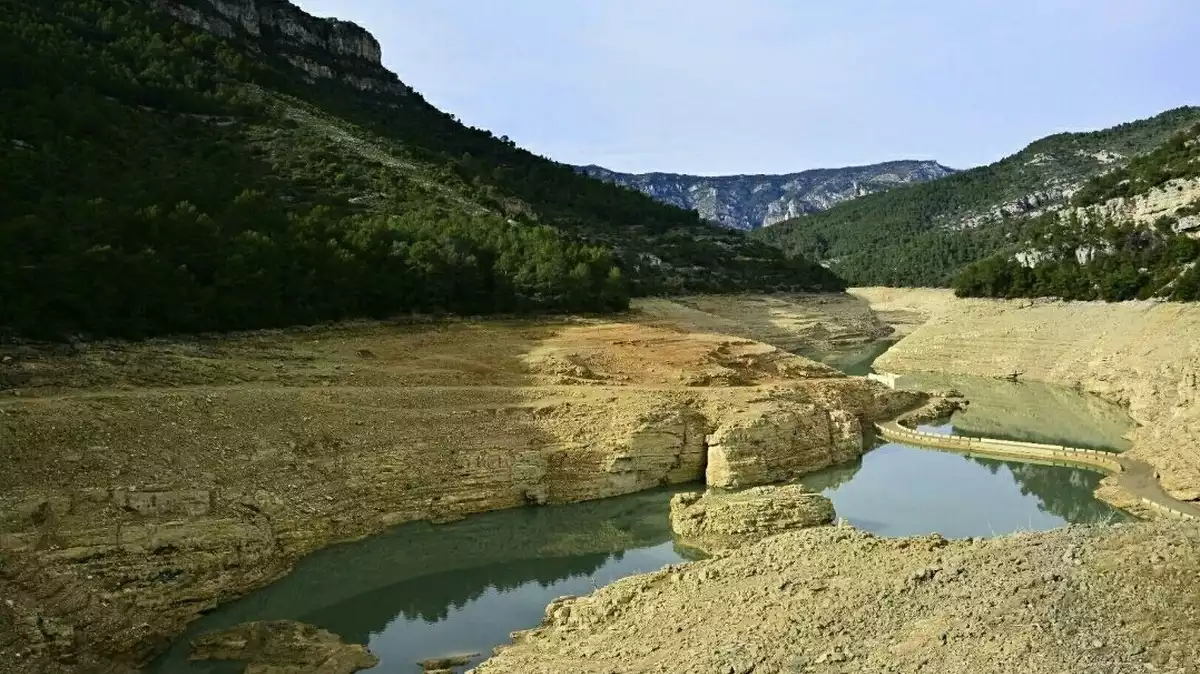 Imatge de l'embassament d'Ulldecona amb molt poca aigua