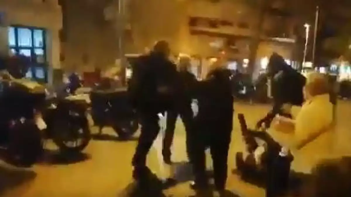 Captura del vídeo en què agredeixen la dona a la manifestació ultra a Barcelona