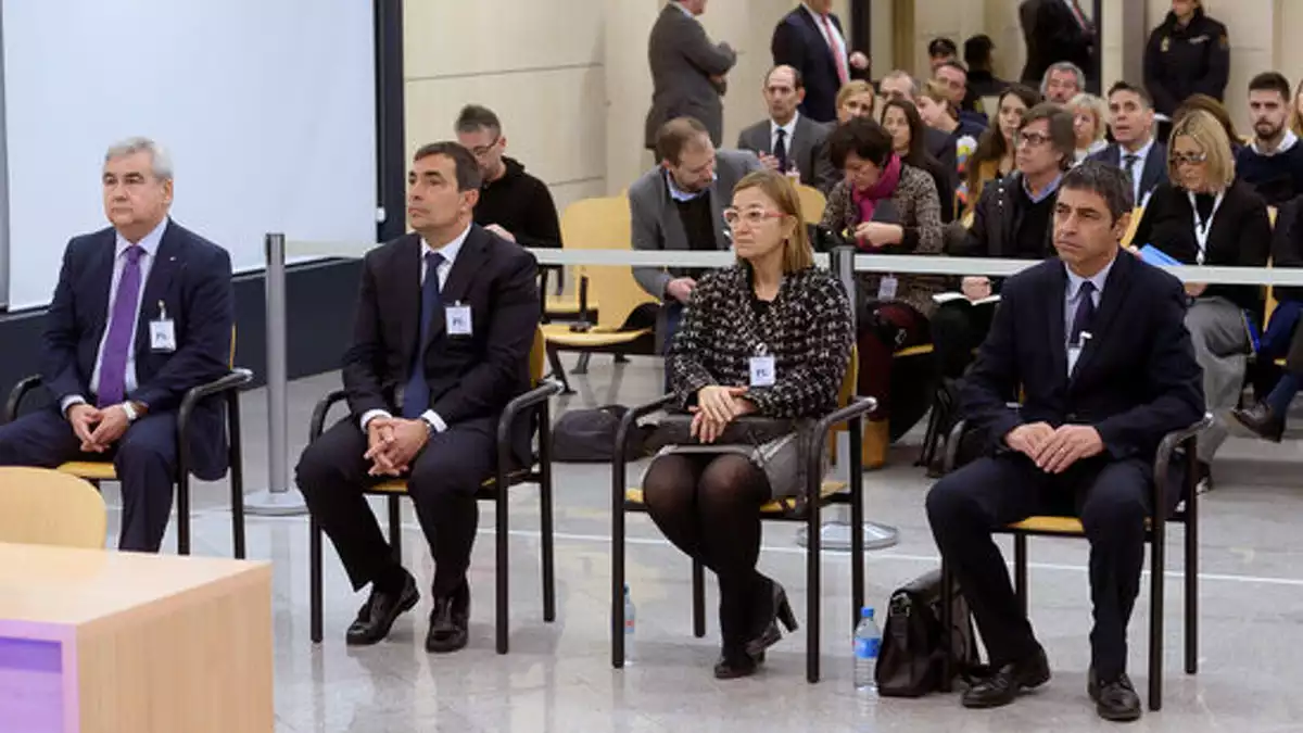 Cèsar Puig, Pere Soler, Teresa Laplana i Josep Lluís Trapero, al judici a l'Audiència Nacional el 20 de gener de 2019.