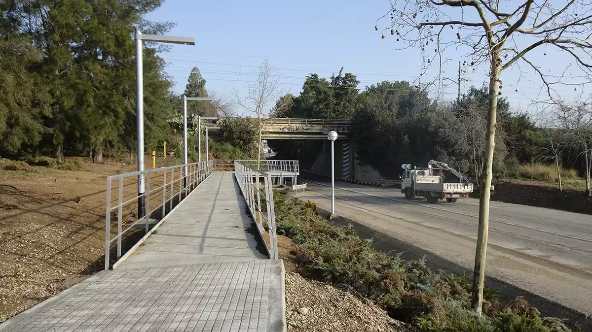 Imatge de la nova passera per a vianants construïda per sota del pont del ferrocarril a l'avinguda Ramon d'Olzina de Vila-seca.