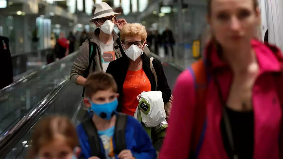 Gent amb màscares per a evitar el contagi
