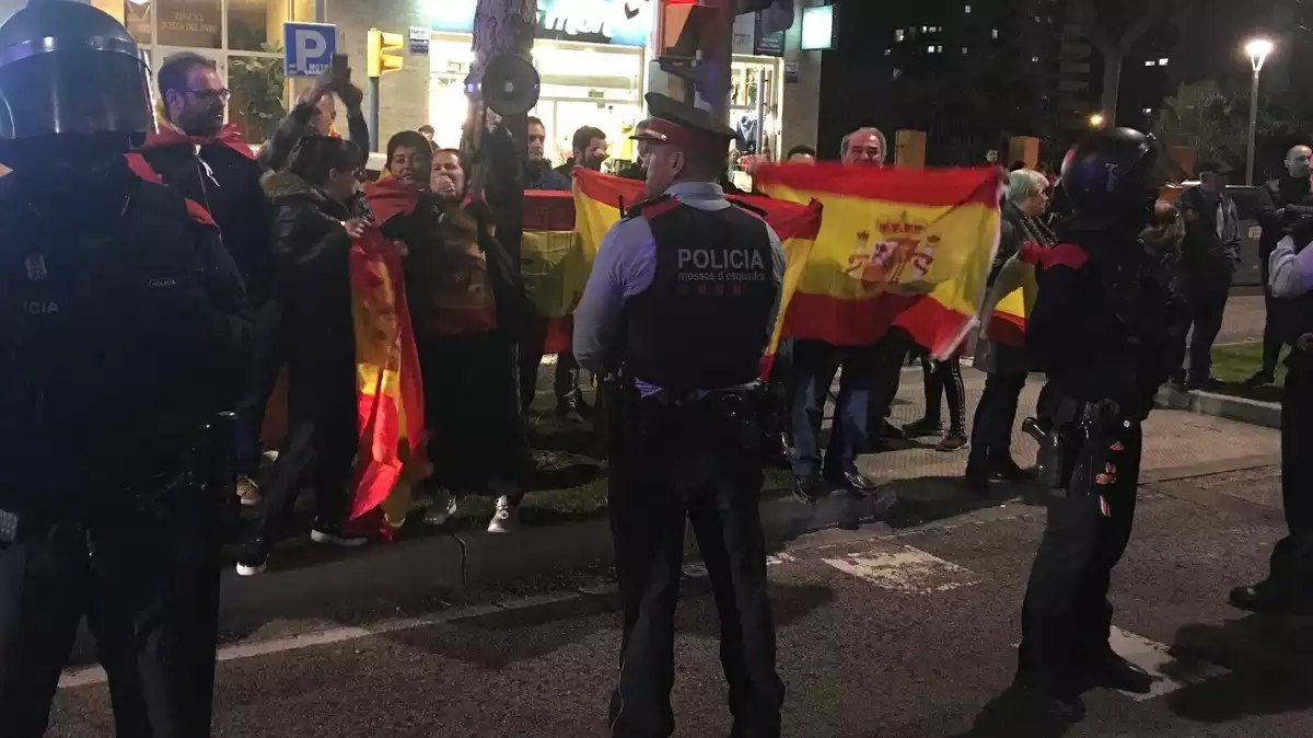 Imatge de la contramanifestació espanyolista que es va portar a terme a l'avinguda Roma de Tarragona