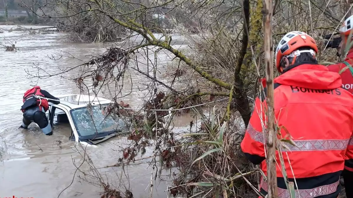 Imatge d'un cotxe inundat al riu Tordera