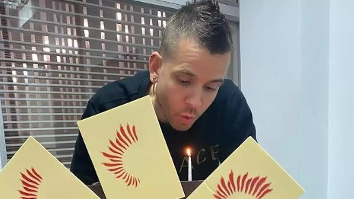 Dabiz bufant les espelmes en el seu 40 aniversari