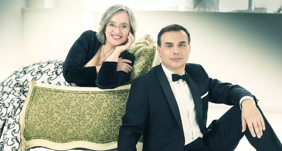 El duet pianista Carlos & Sara en una imatge promocional