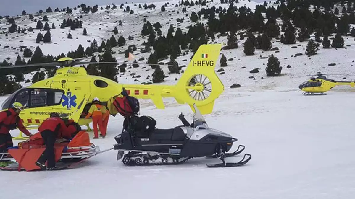 Els Bombers amb dos helicòpters treballant en el rescat d'un ferit greu el 18 de gener de 2020