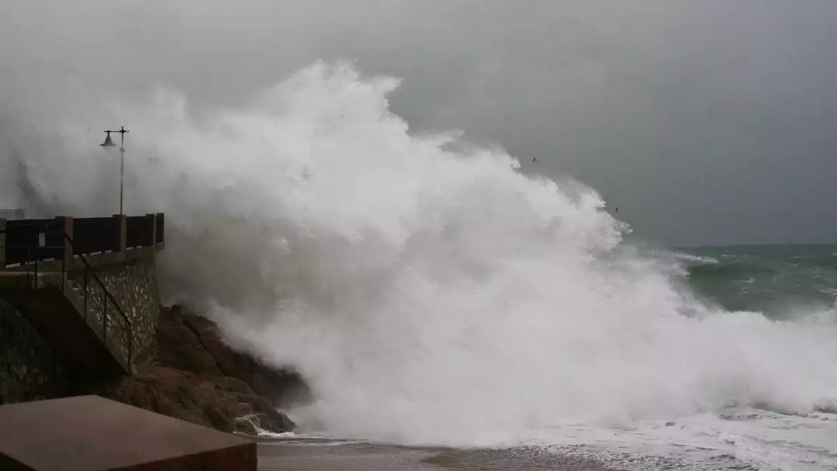 Imatge d'un temporal de mar a Tossa de Mar