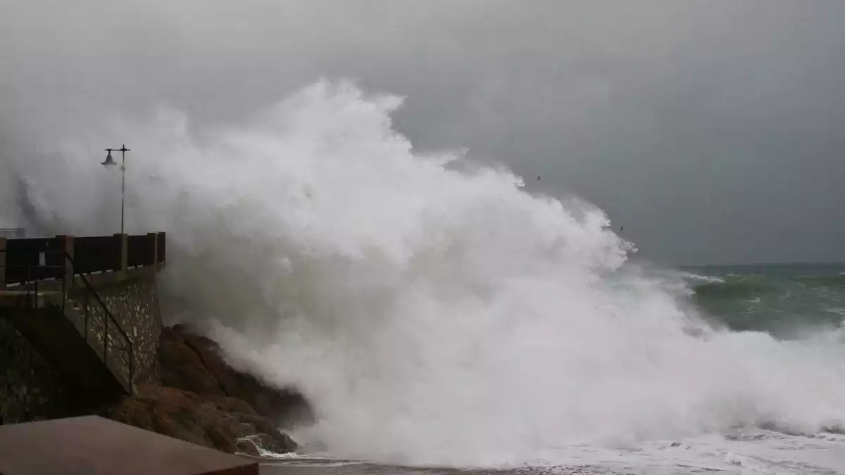 Imatge d'un temporal de mar a Tossa de Mar