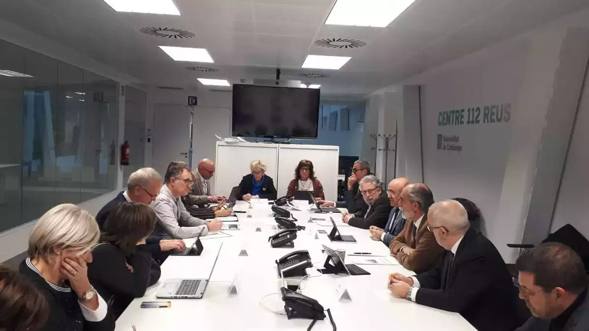 Primera reunió de la taula de treball per avaluar les conseqüències de l'explosió a IQOXE a la seu del 112 a Reus