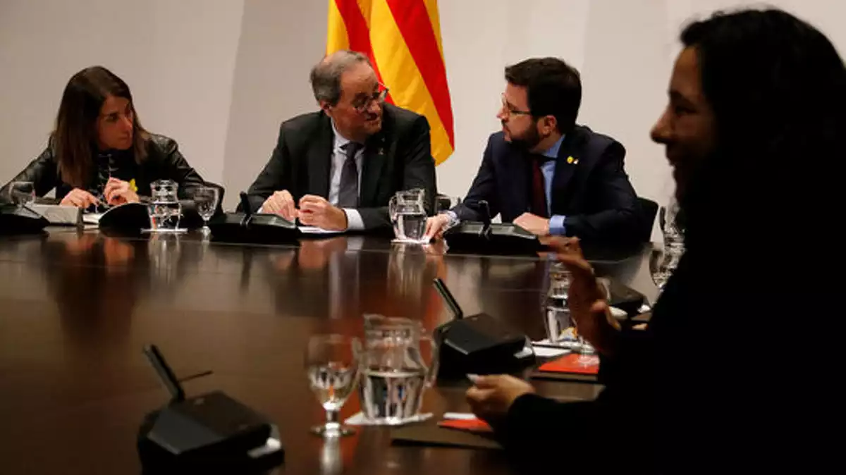 Pla mitjà del president del Govern, Quim Torra, el vicepresident, Pere Aragonès, somrient a l'espai de diàleg