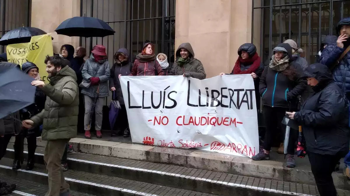 Militants i simpatitzants de l'esquerra independentista davant l'audiència provincial de Tarragona abans de la declaració del jove detingut