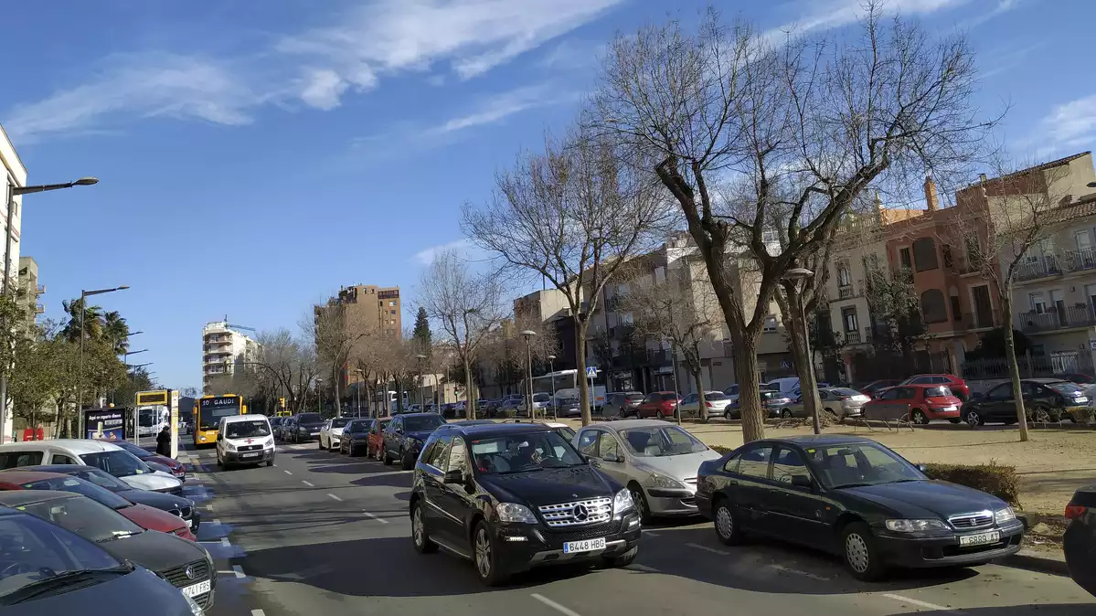 Imatge del passeig de Mata de Reus des de la vorera nord, amb cotxes aparcats i circulant