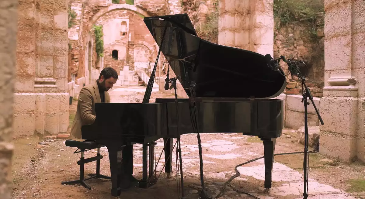 Lluís Capdevila en el seu videoclip 'Misery'