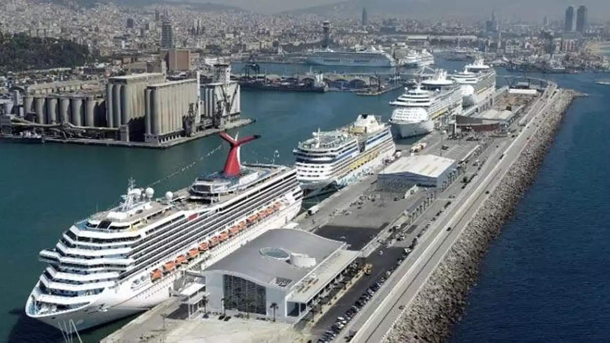 Imatge del Port de Barcelona amb molts creuers