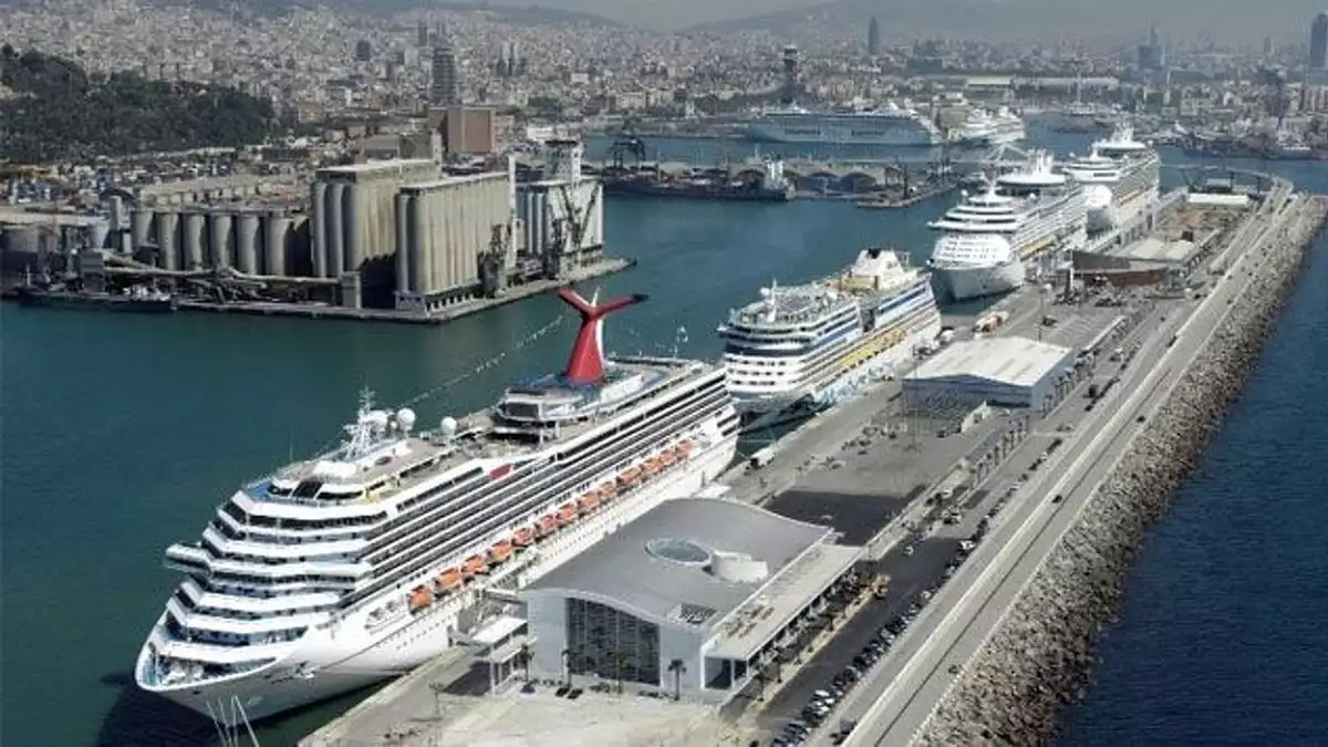 Imatge del Port de Barcelona amb molts creuers