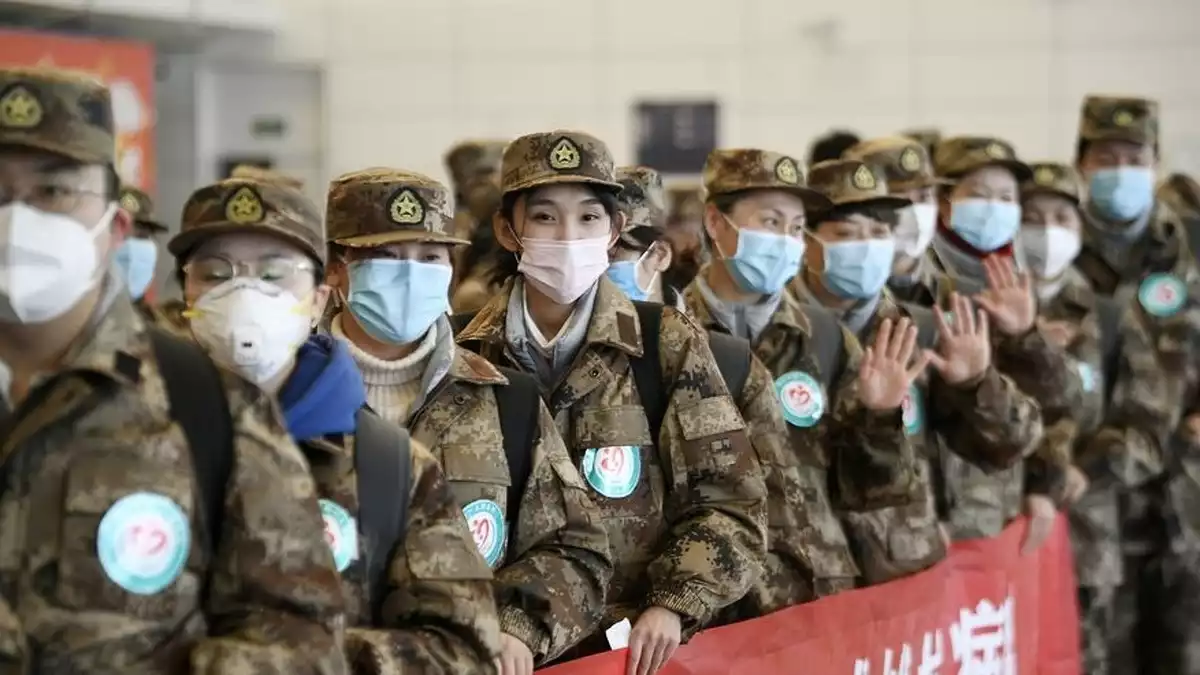 Militars xinesos preparats per volar cap a Wuhan per combatre el coronavirus el gener de 2020