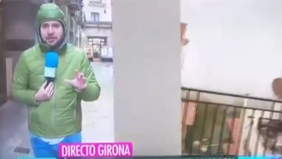 Reporter de Telecinco durant el temporal Glòria