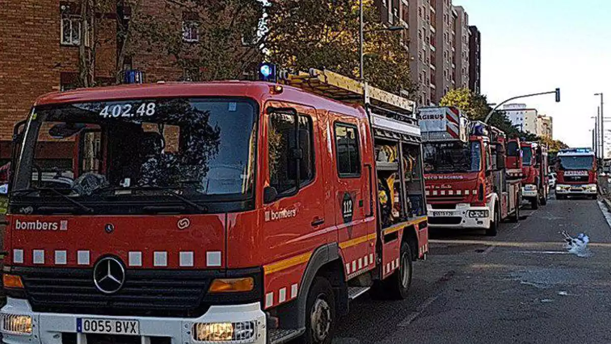 Foto de diverses dotacions dels Bombers en un incendi a Badalona el dia 24 de novembre del 2019