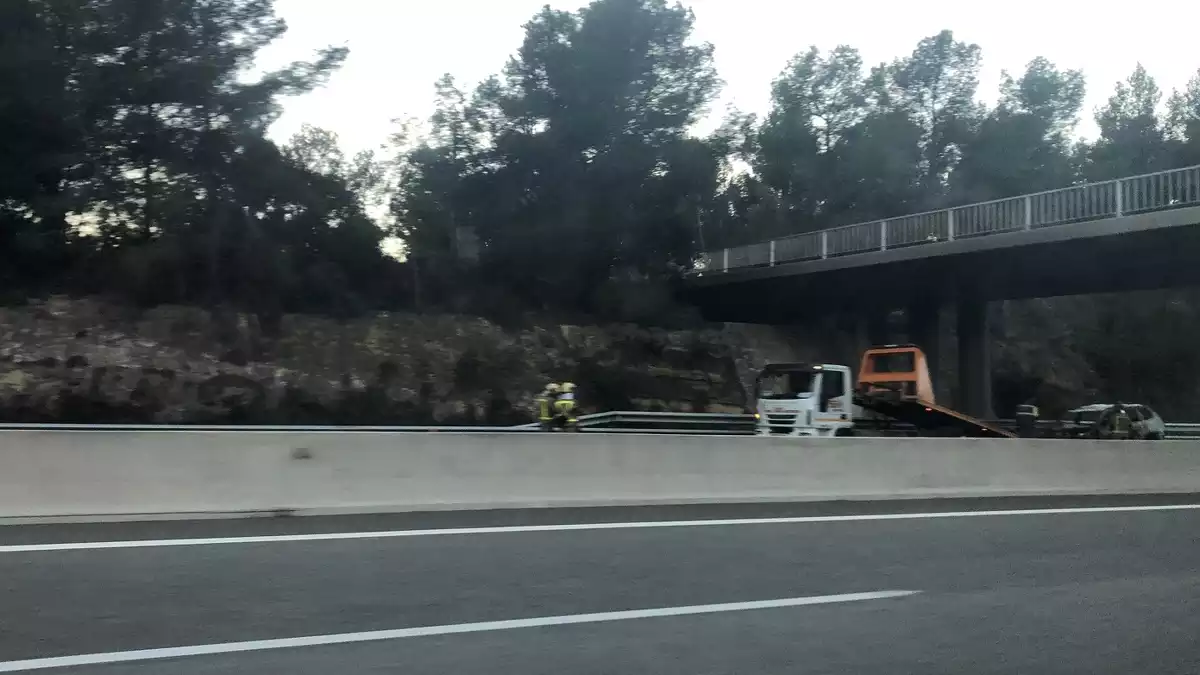 Els Bombers de la Generalitat i una grua a l'AP-7 en l'incendi d'un vehicle a Tarragona