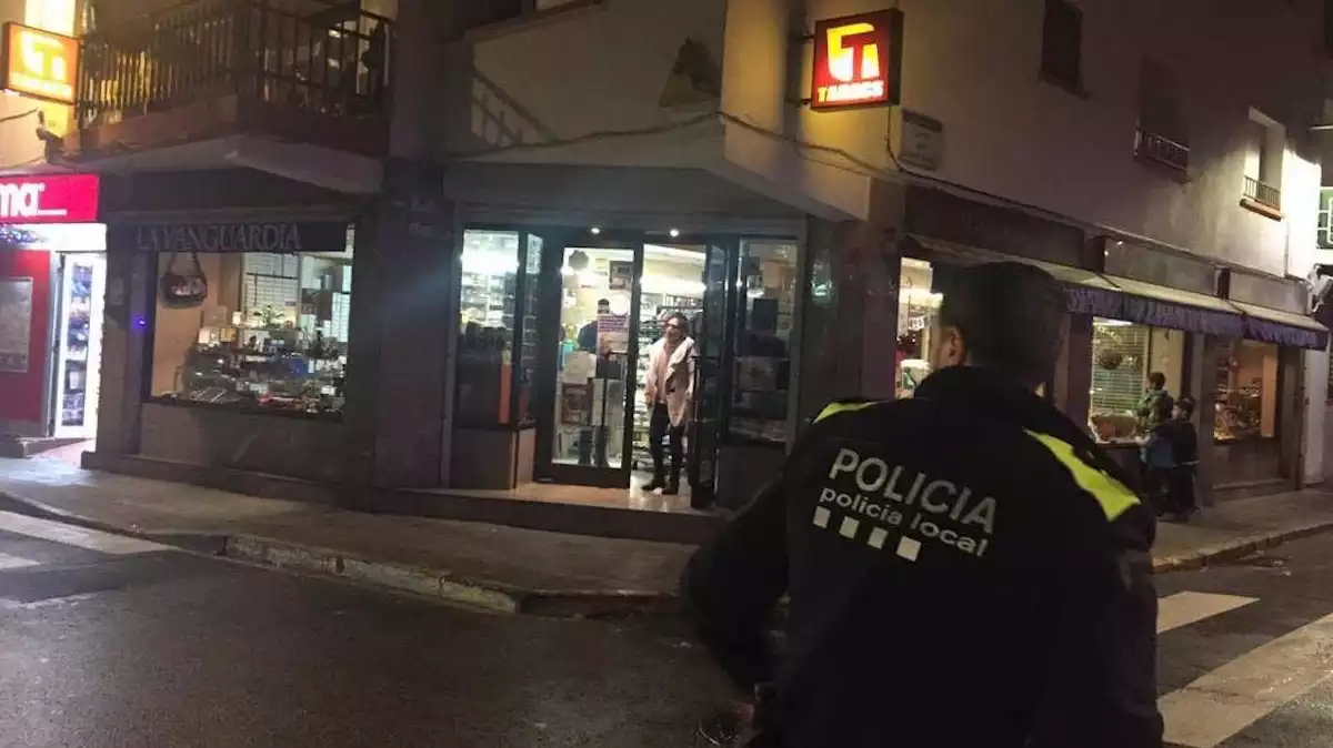 Imatge de l'estanc on s'ha produït l'assalt, a Calafell, amb un agent de la Policia Local