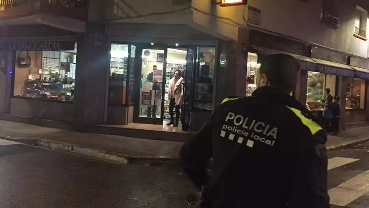 Imatge de l'estanc on s'ha produït l'assalt, a Calafell, amb un agent de la Policia Local