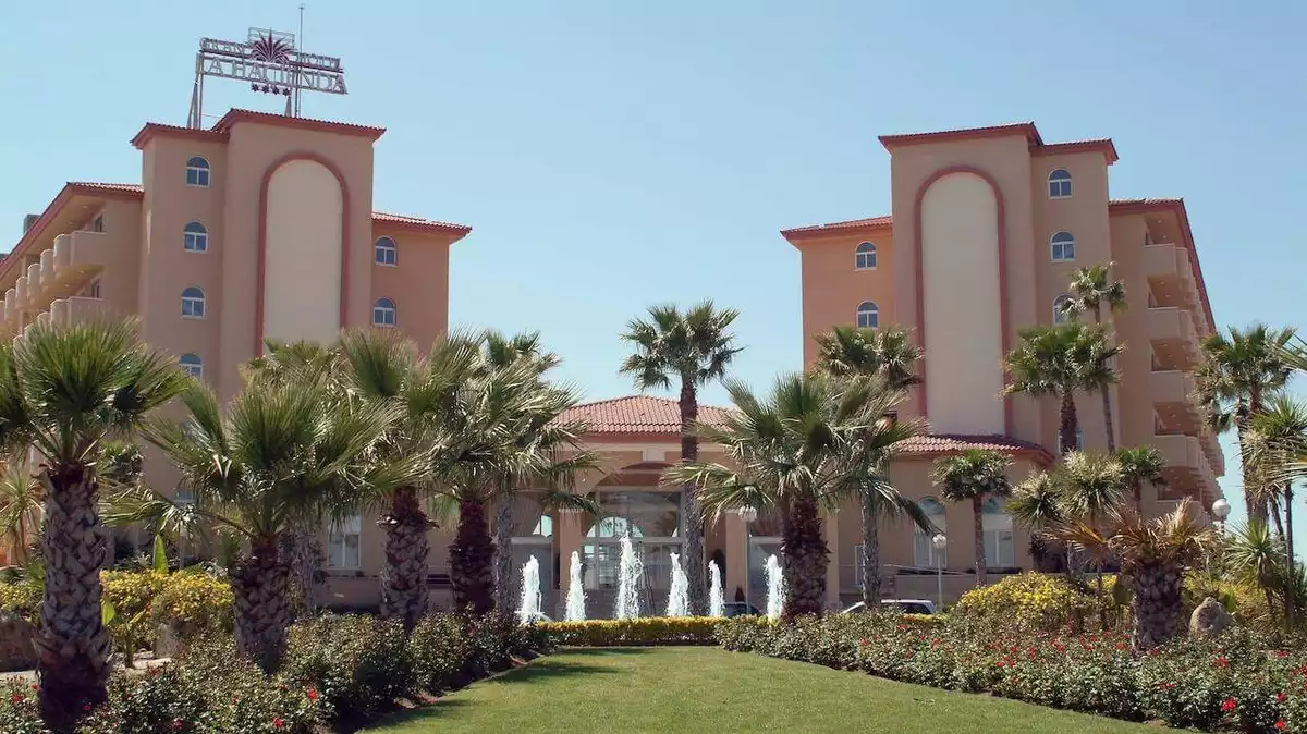 Façana principal del Gran Hotel La Hacienda, ubicat a l'entrada de la Pineda des de Vila-seca.