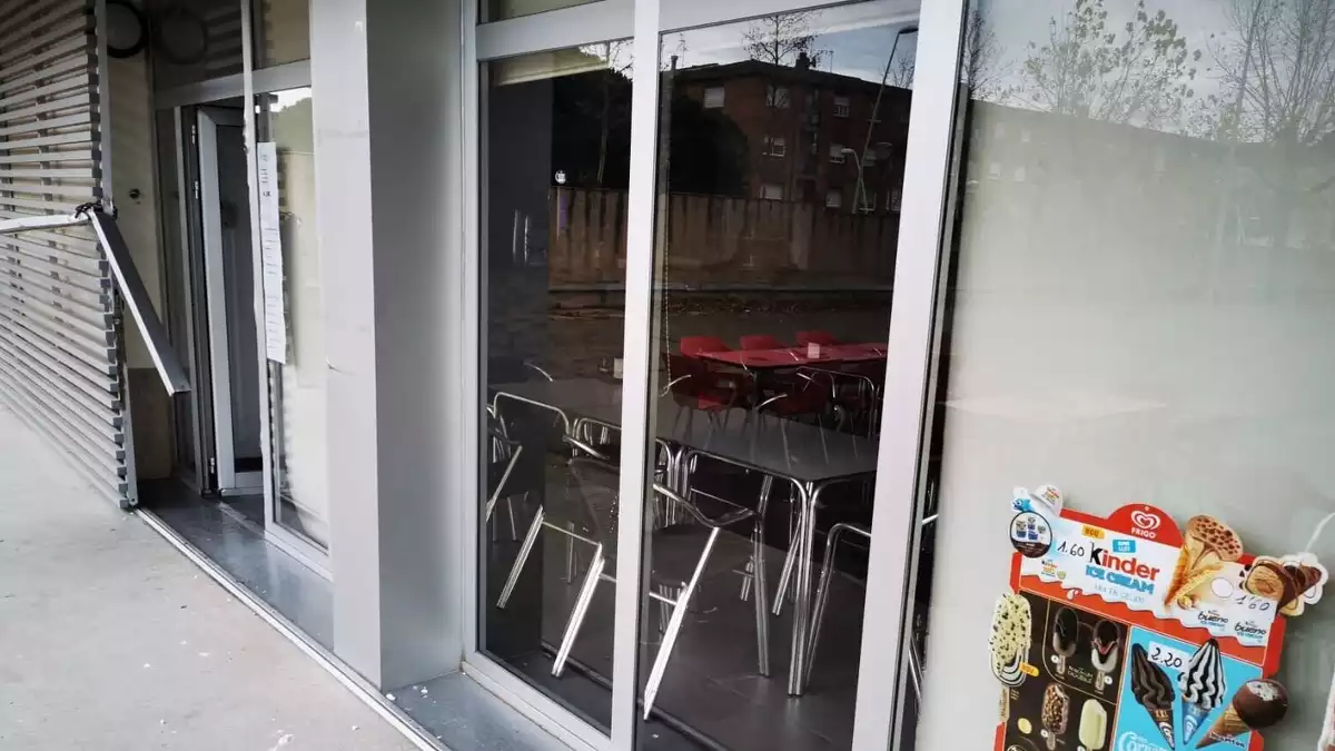 Imatge de com ha quedat l'accés al bar del camp de fútbol de La Granja després del darrer robatori