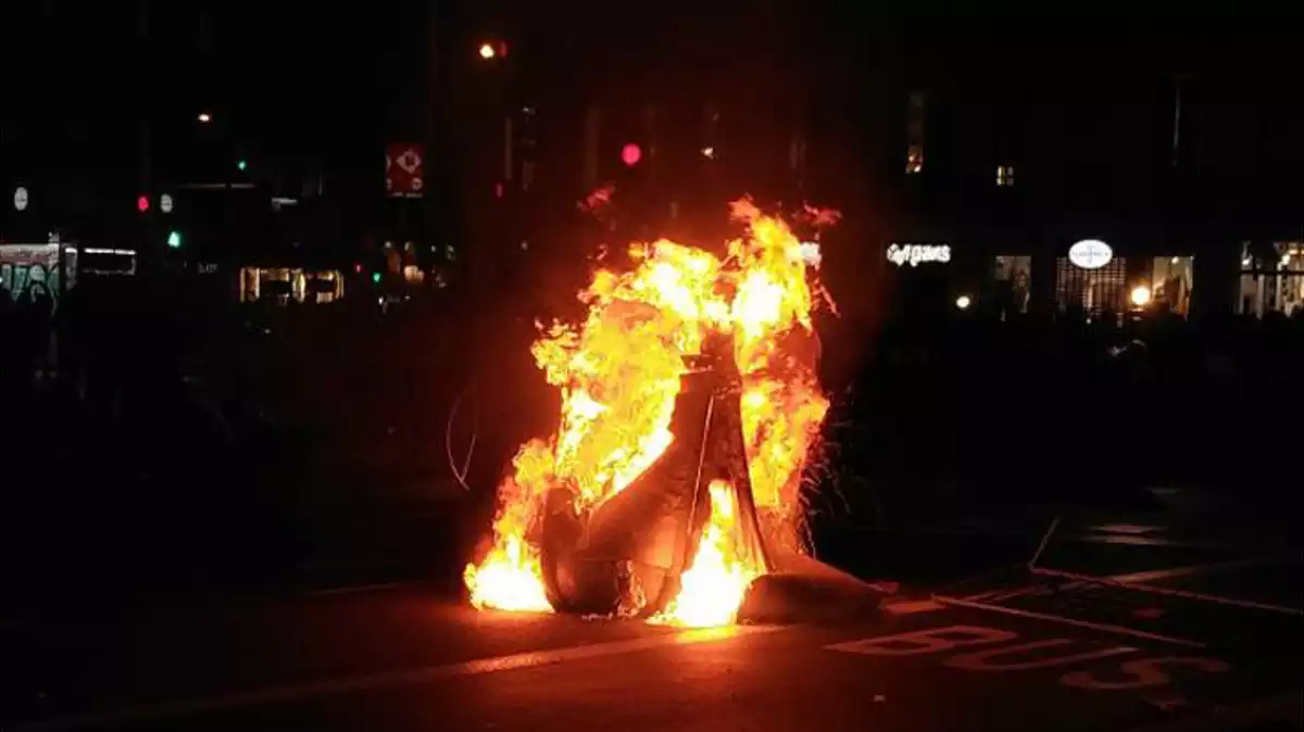 Un contenidro cremant a plaça Urquinaona el 27 de gener del 2020