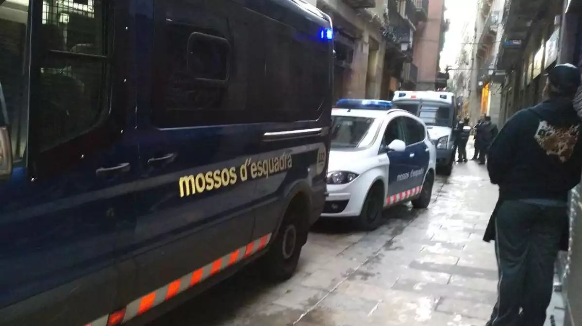 Foto d'un desnonament al barri Gòtic de Barcelona