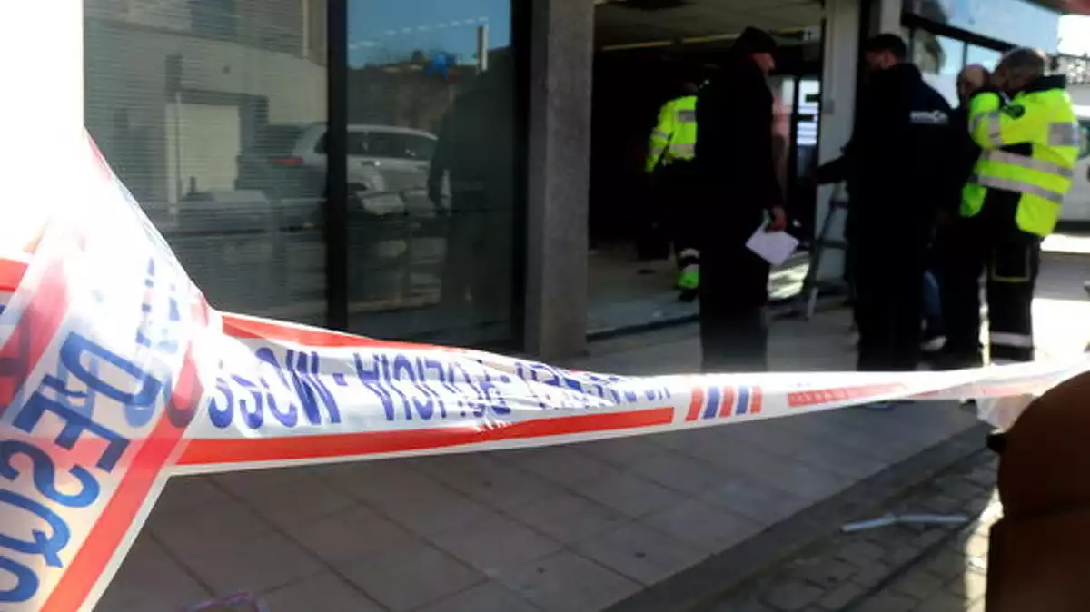 Agents de policia davant de l'oficina bancària atracada el 28 de desembre